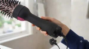 Lightweight ergonomic handle providing comfortable grip during a blow dry with the Revlon One Step.